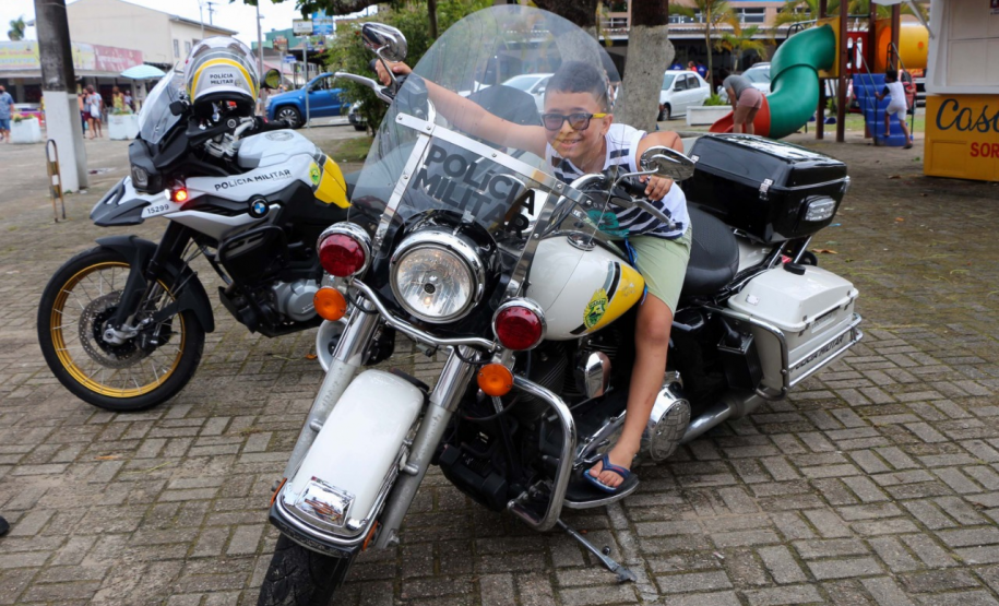 Ciclo de exposições da PM atrai dezenas de crianças e adultos nas praias do Litoral