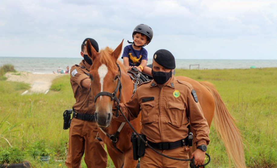 Ciclo de exposições da PM atrai dezenas de crianças e adultos nas praias do Litoral