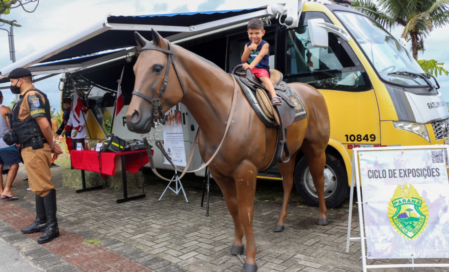 Ciclo de exposições da PM atrai dezenas de crianças e adultos nas praias do Litoral