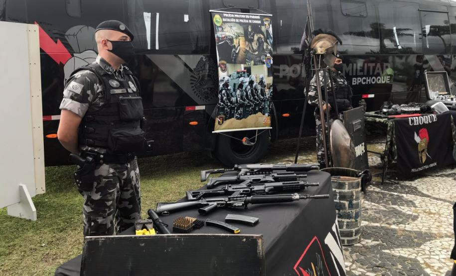 Ciclo de exposições da PM atrai dezenas de crianças e adultos nas praias do Litoral