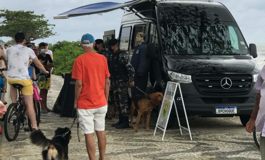 Ciclo de exposições da PM atrai dezenas de crianças e adultos nas praias do Litoral