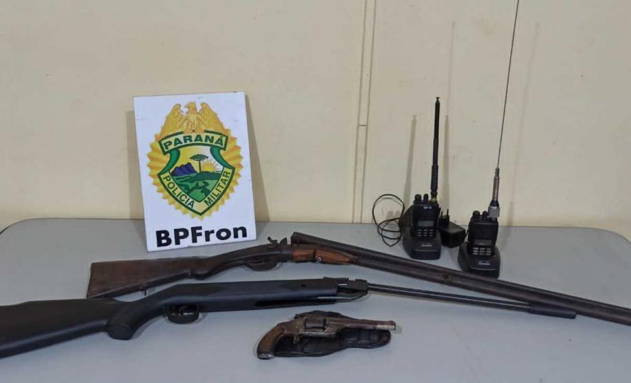No Oeste do estado, policiais militares da fronteira apreendem 23 quilos de maconha, cigarros contrabandeados e três armas de fogo durante a Operação Hórus