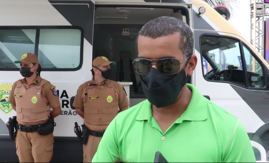 Iniciativa de dupla de policiais militares atrai crianças em posto da PM no litoral