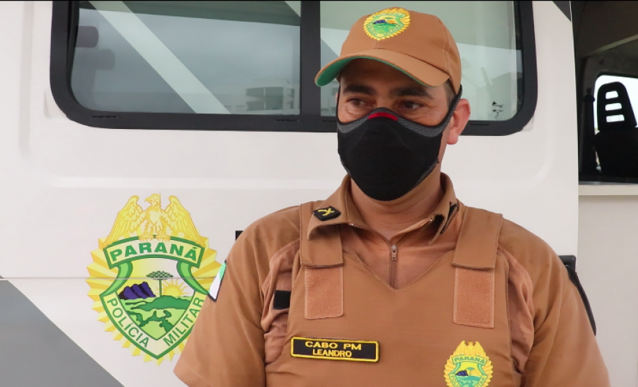 Iniciativa de dupla de policiais militares atrai crianças em posto da PM no litoral