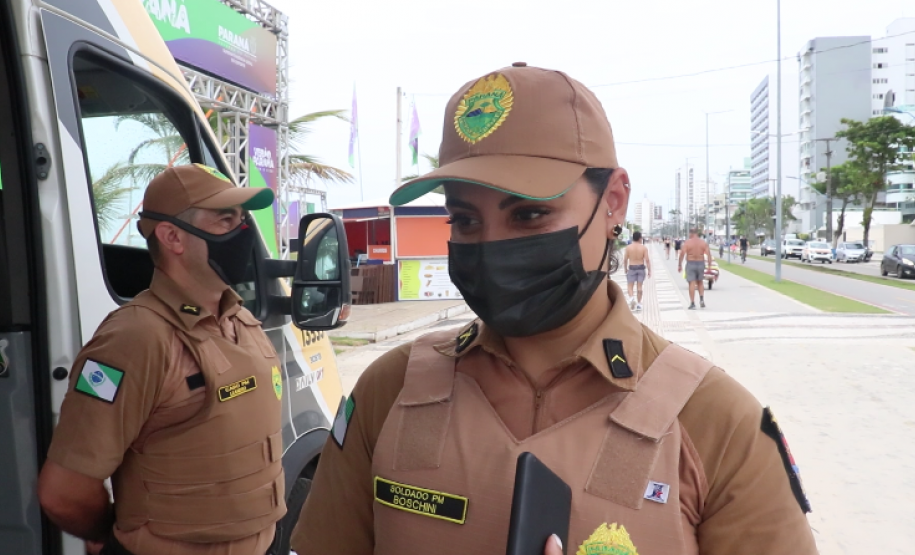 Iniciativa de dupla de policiais militares atrai crianças em posto da PM no litoral