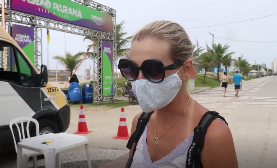 Iniciativa de dupla de policiais militares atrai crianças em posto da PM no litoral