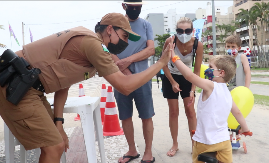 Iniciativa de dupla de policiais militares atrai crianças em posto da PM no litoral