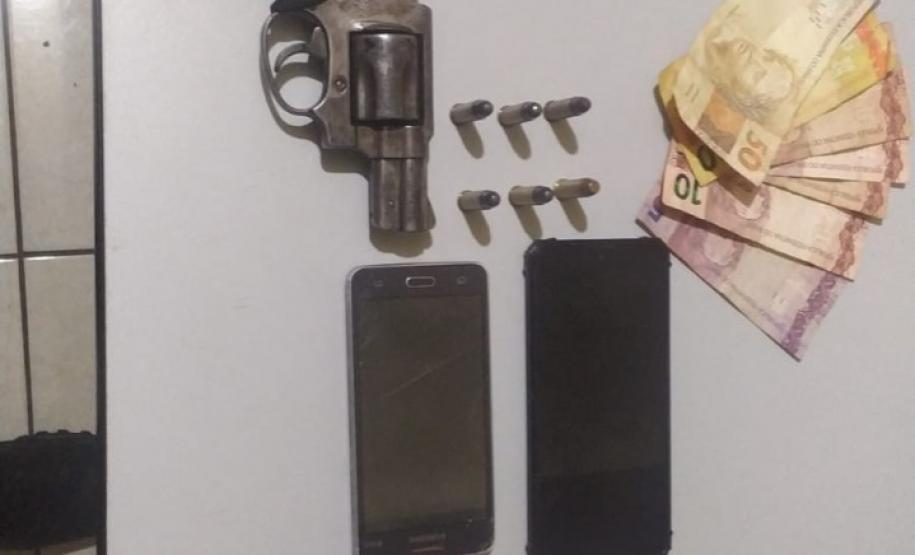 No Norte Pioneiro, PM encaminha sete pessoas e apreende três armas de fogo, drogas e munições, em situações distintas.