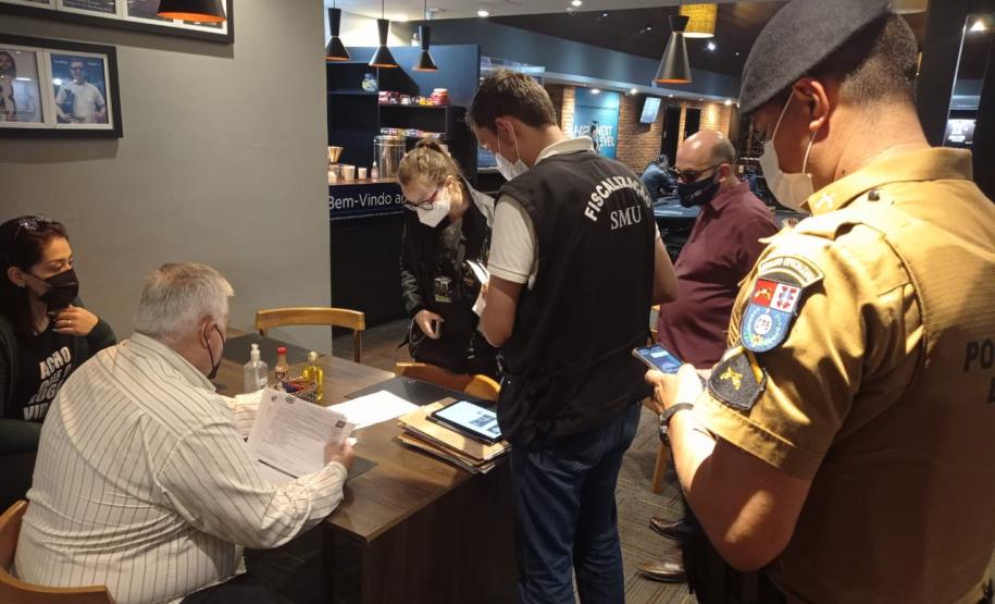 AIFU fiscaliza 18 estabelecimentos comerciais e apreende máquinas de jogos de azar em Curitiba