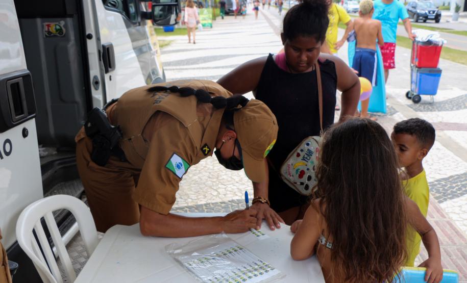 PM completa um mês de Verão Paraná com redução de 91,6% nos roubos e mais de 34 mil pulseirinhas de identificação entregues, no Litoral