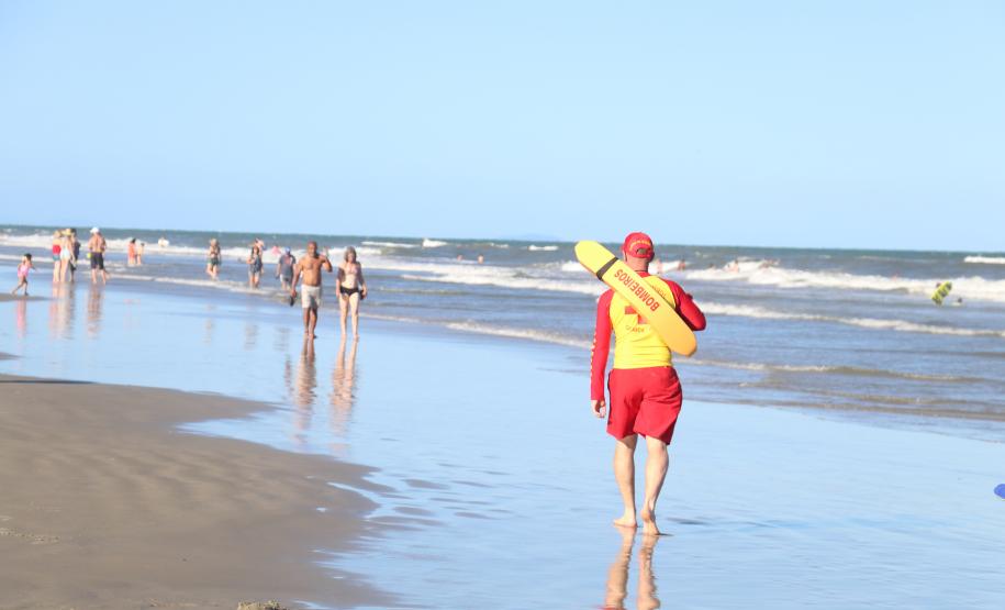 Paraná fecha 1º mês da temporada com redução nos casos de afogamento