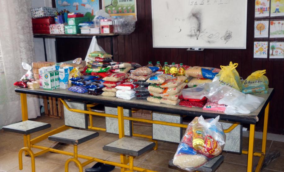 Polícia Militar doa alimentos para alunos de projeto social em Guaratuba
