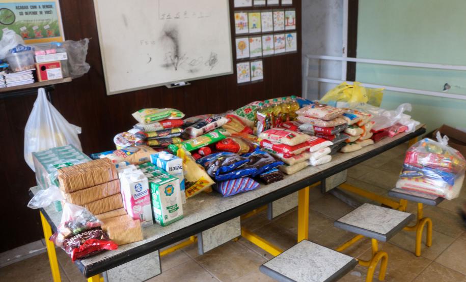 Polícia Militar doa alimentos para alunos de projeto social em Guaratuba