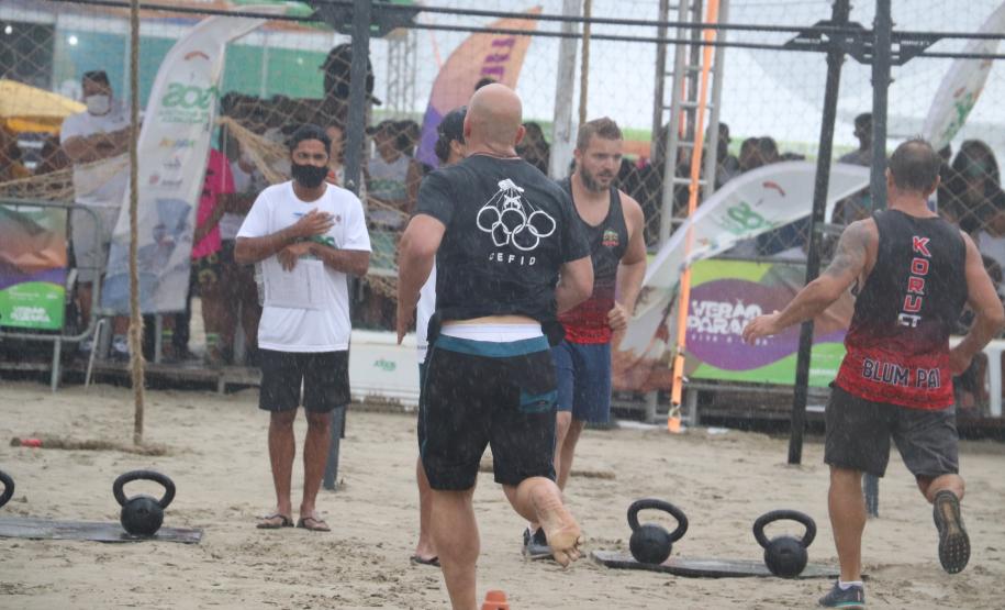 Desafio Cross Games estimula confraternização entre policiais militares e bombeiros nas areias de Caiobá
