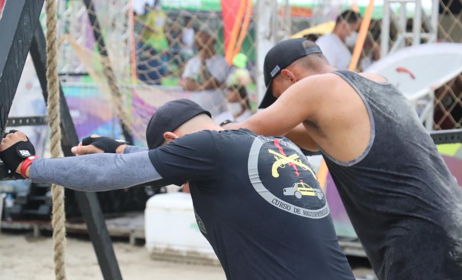 Desafio Cross Games estimula confraternização entre policiais militares e bombeiros nas areias de Caiobá