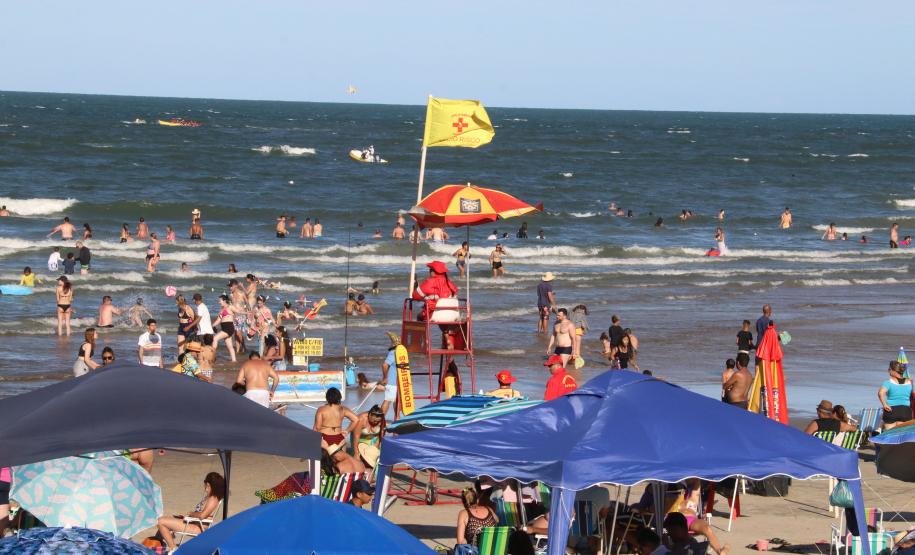 Paraná fecha 1º mês da temporada com redução nos casos de afogamento