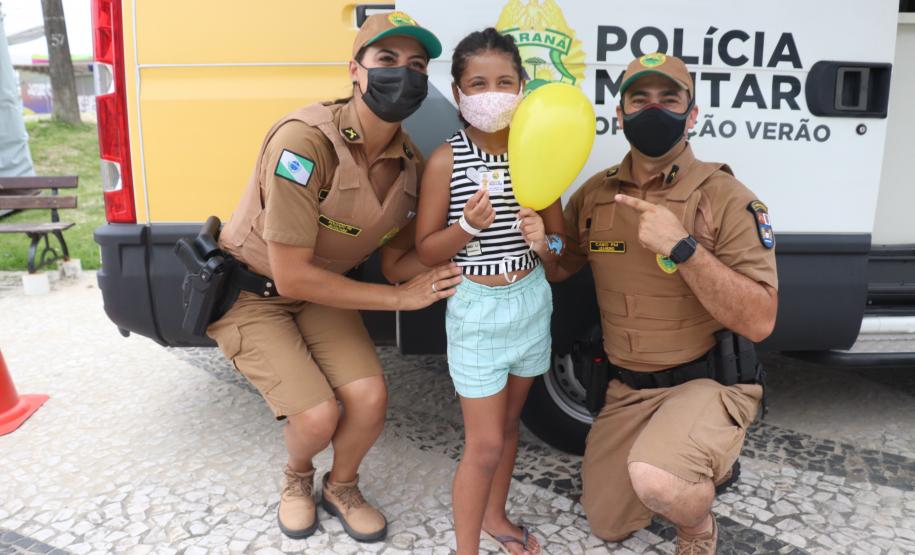 Iniciativa de dupla de policiais militares atrai crianças em posto da PM no litoral