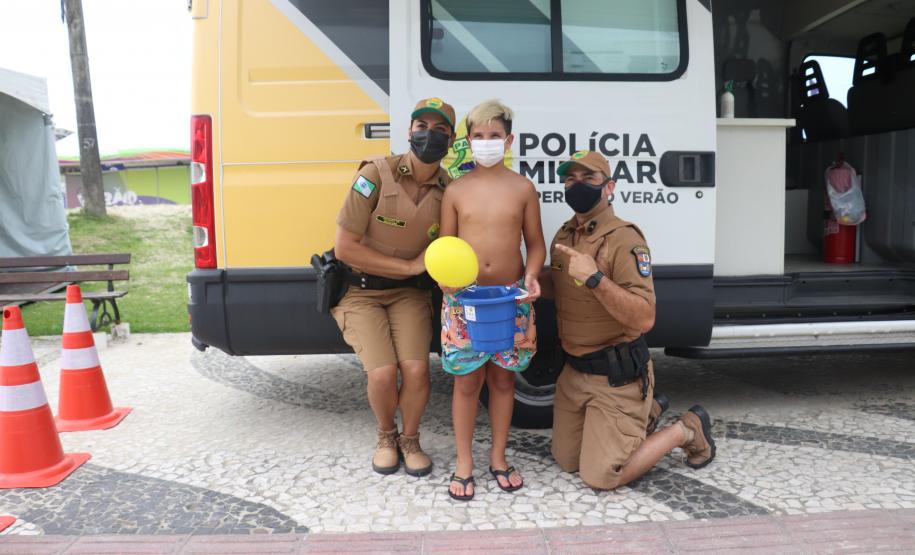 Iniciativa de dupla de policiais militares atrai crianças em posto da PM no litoral
