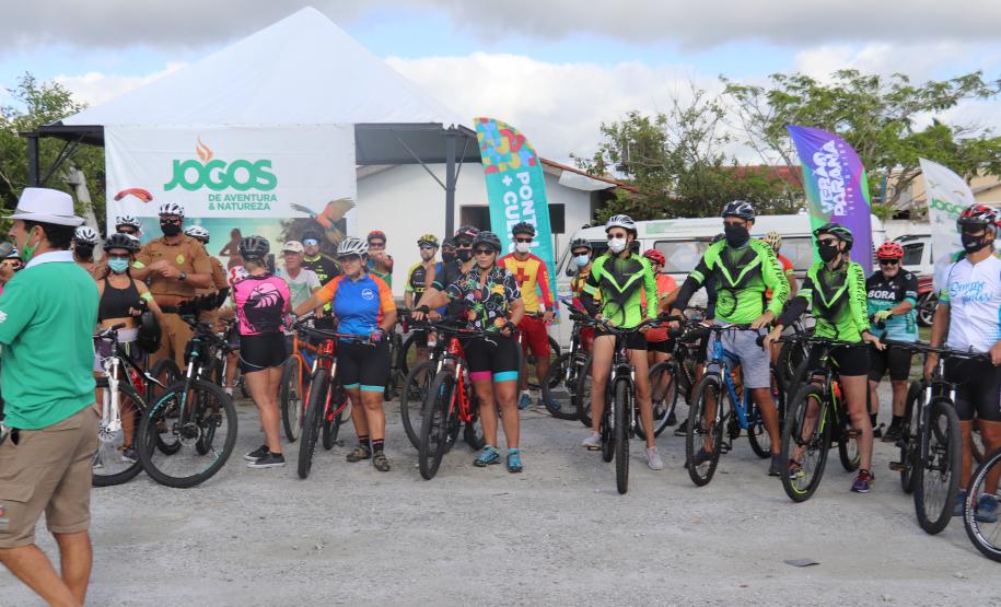 Mais de 200 ciclistas de todo Paraná participam junto com a PM de desafio de 27 quilômetros, no litoral