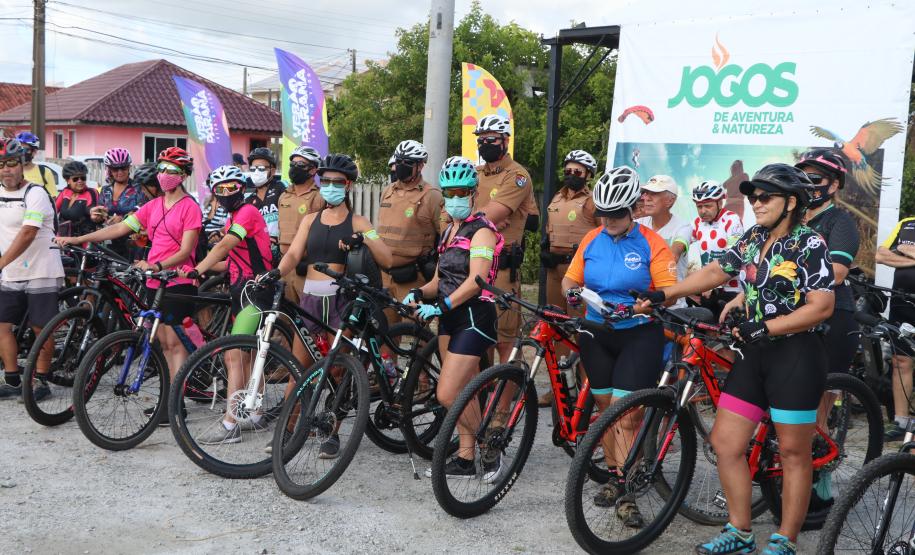 Mais de 200 ciclistas de todo Paraná participam junto com a PM de desafio de 27 quilômetros, no litoral