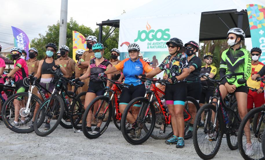 Mais de 200 ciclistas de todo Paraná participam junto com a PM de desafio de 27 quilômetros, no litoral