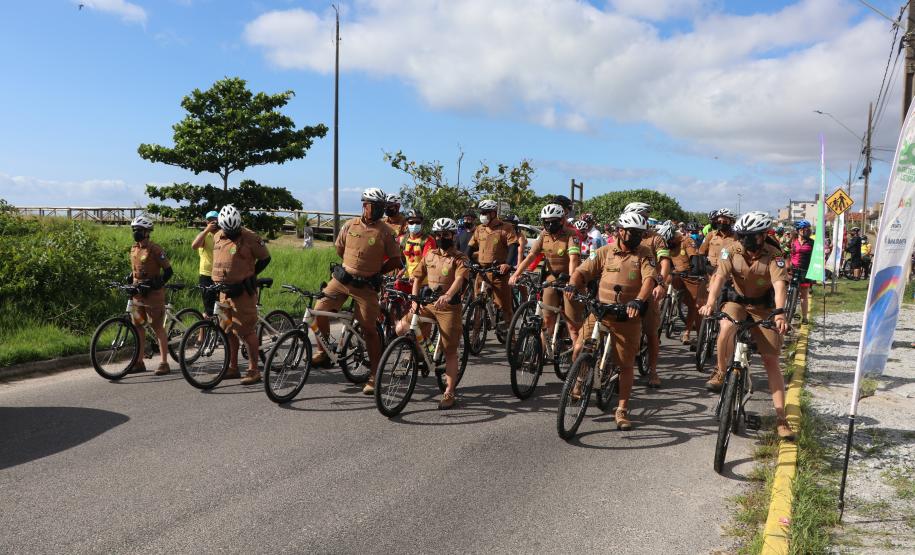 Mais de 200 ciclistas de todo Paraná participam junto com a PM de desafio de 27 quilômetros, no litoral