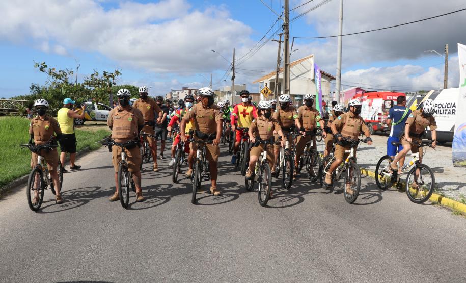 Mais de 200 ciclistas de todo Paraná participam junto com a PM de desafio de 27 quilômetros, no litoral