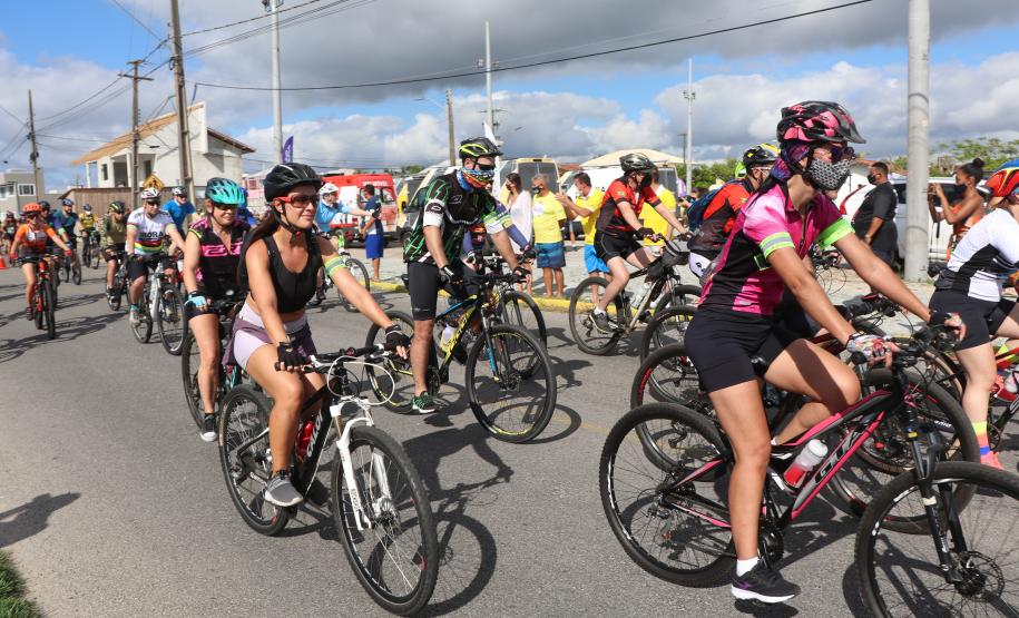 Mais de 200 ciclistas de todo Paraná participam junto com a PM de desafio de 27 quilômetros, no litoral