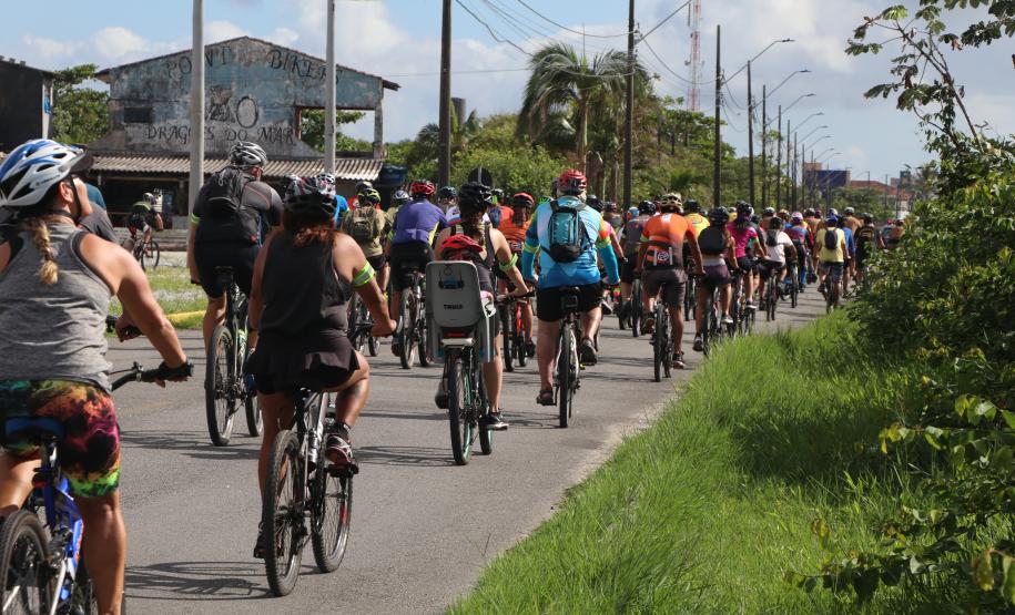 Mais de 200 ciclistas de todo Paraná participam junto com a PM de desafio de 27 quilômetros, no litoral