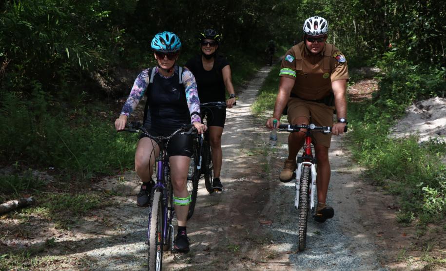 Mais de 200 ciclistas de todo Paraná participam junto com a PM de desafio de 27 quilômetros, no litoral