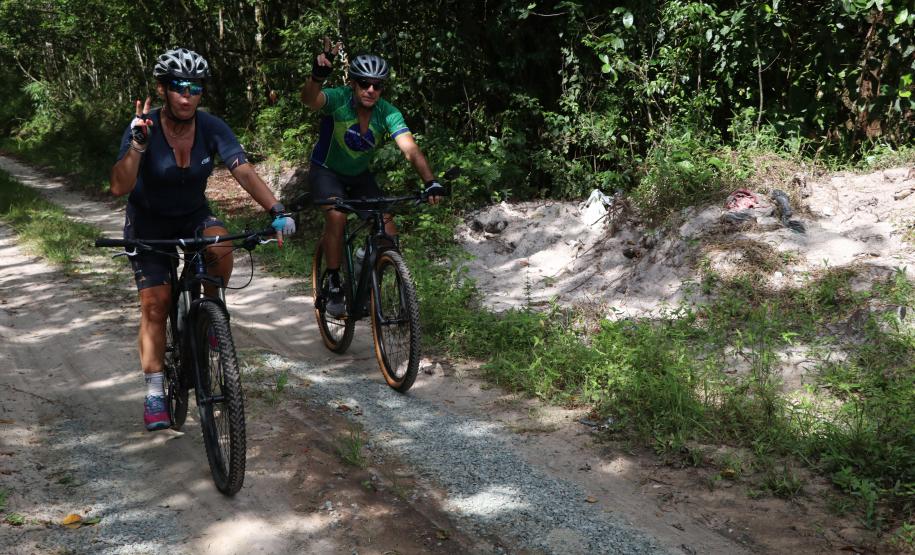Mais de 200 ciclistas de todo Paraná participam junto com a PM de desafio de 27 quilômetros, no litoral
