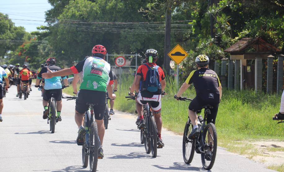 Mais de 200 ciclistas de todo Paraná participam junto com a PM de desafio de 27 quilômetros, no litoral