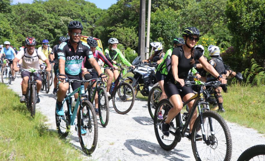 Mais de 200 ciclistas de todo Paraná participam junto com a PM de desafio de 27 quilômetros, no litoral