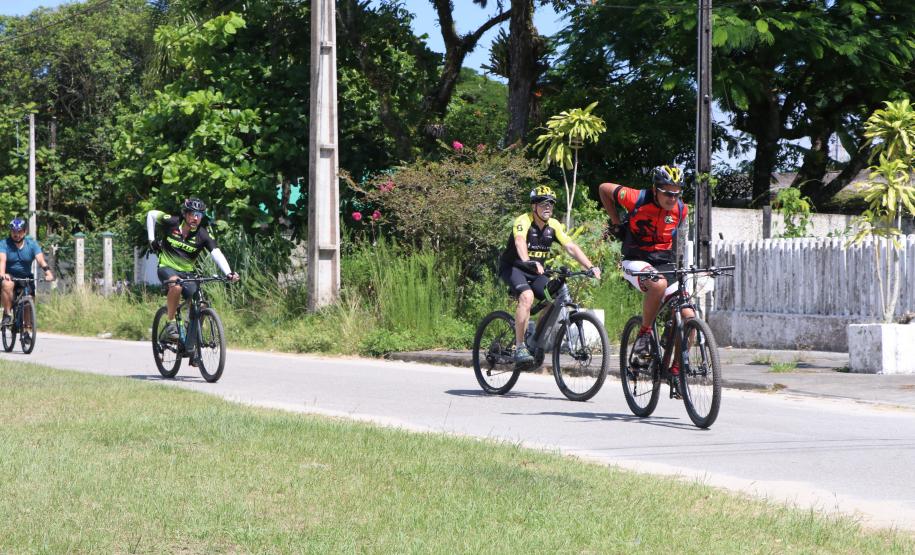 Mais de 200 ciclistas de todo Paraná participam junto com a PM de desafio de 27 quilômetros, no litoral