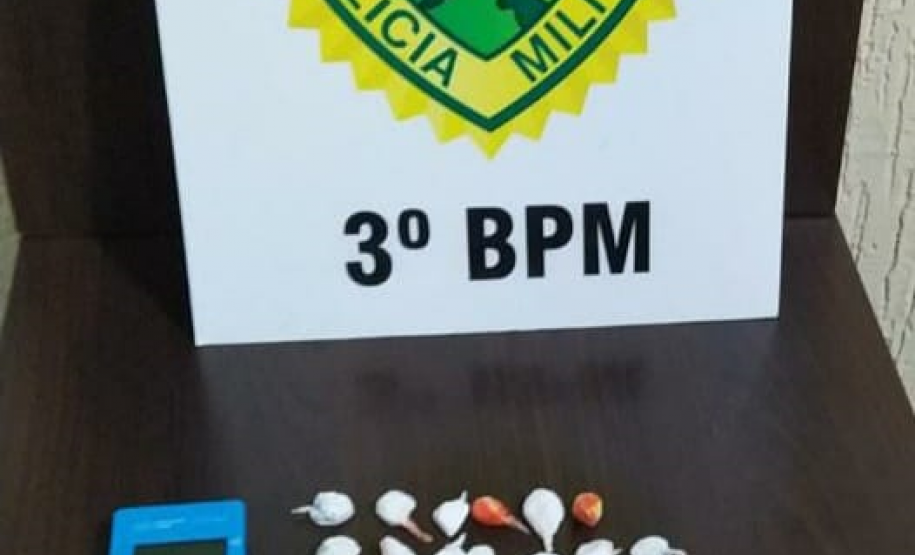 PM encaminha cinco pessoas e apreende mais de 10 quilos de drogas em Pato Branco (PR)