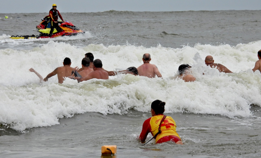 21ª edição da Travessia dos Veteranos do Corpo de Bombeiros celebra tradição em Guaratuba