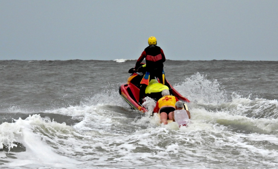 21ª edição da Travessia dos Veteranos do Corpo de Bombeiros celebra tradição em Guaratuba