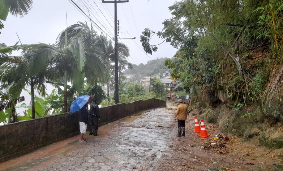 Polícia Militar ajuda população de Guaraqueçaba a se recuperar dos alagamentos