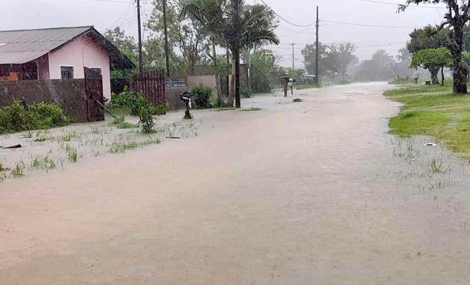 Polícia Militar ajuda população de Guaraqueçaba a se recuperar dos alagamentos