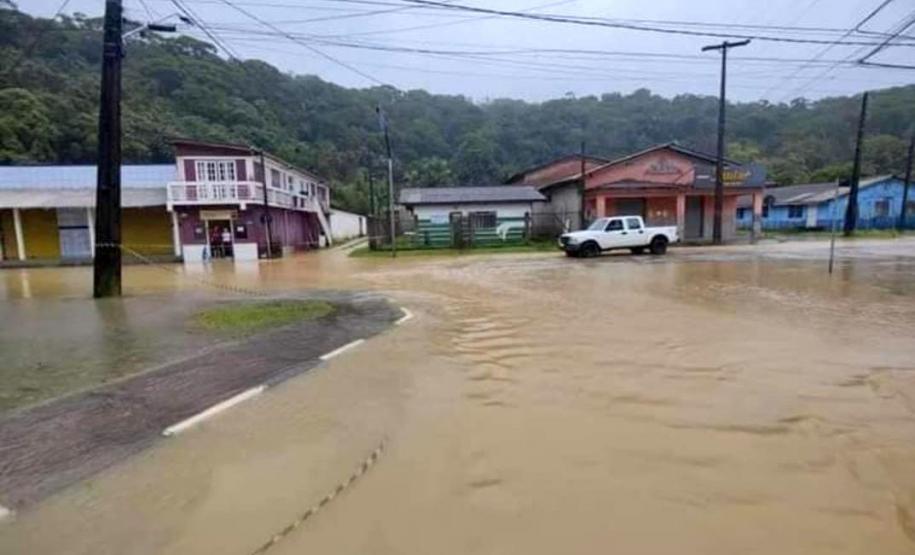 Polícia Militar ajuda população de Guaraqueçaba a se recuperar dos alagamentos
