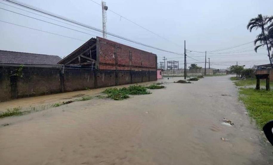 Polícia Militar ajuda população de Guaraqueçaba a se recuperar dos alagamentos