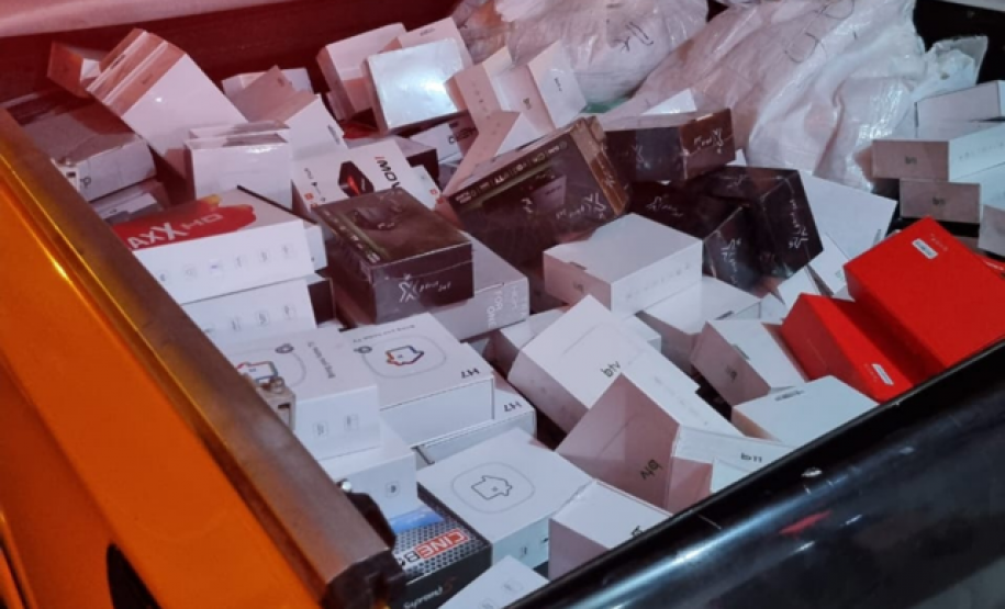 No Norte Pioneiro, PM apreende mais de 200 aparelhos eletrônicos contrabandeados em ônibus de viagem