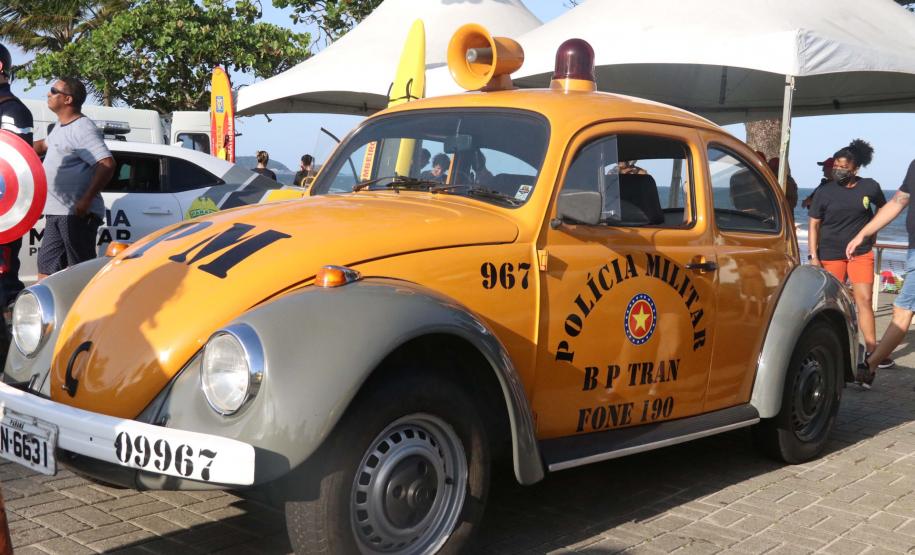 PM leva diversão às praias com exposição de viaturas e pintura de rosto para crianças