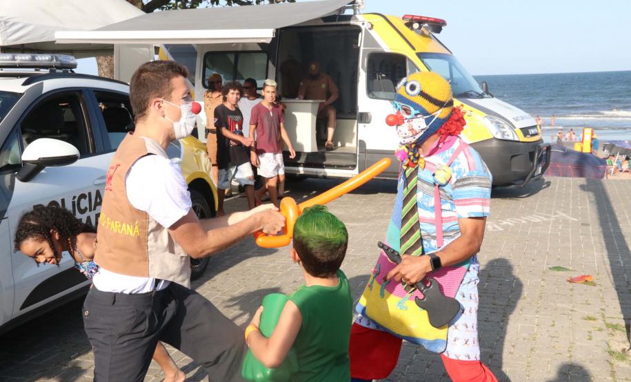 PM leva diversão às praias com exposição de viaturas e pintura de rosto para crianças