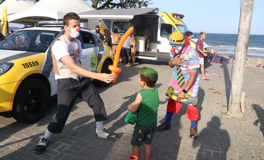 PM leva diversão às praias com exposição de viaturas e pintura de rosto para crianças