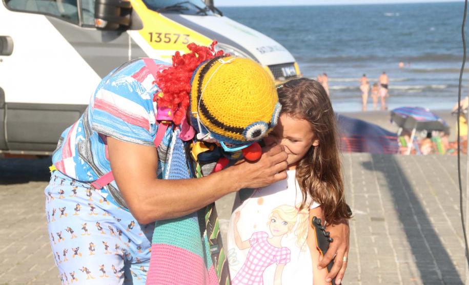 PM leva diversão às praias com exposição de viaturas e pintura de rosto para crianças