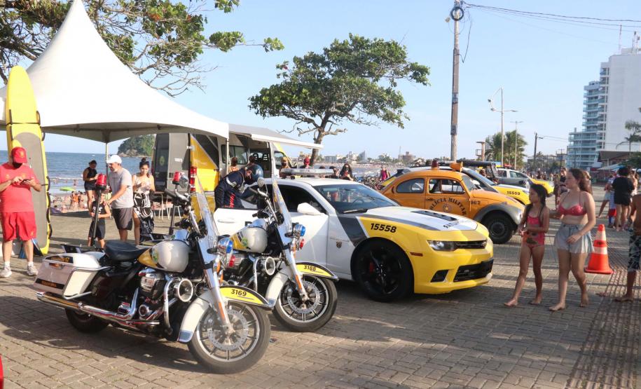 PM leva diversão às praias com exposição de viaturas e pintura de rosto para crianças