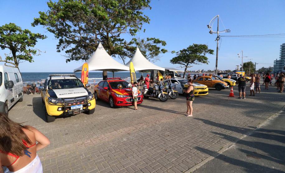 PM leva diversão às praias com exposição de viaturas e pintura de rosto para crianças