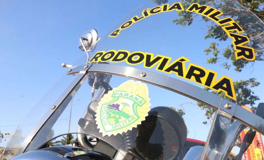 PM leva diversão às praias com exposição de viaturas e pintura de rosto para crianças