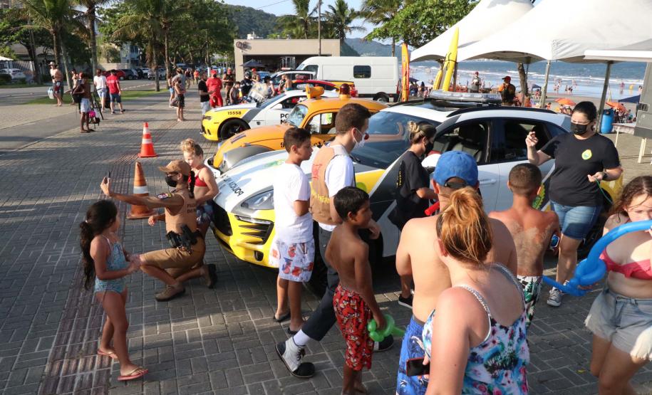 PM leva diversão às praias com exposição de viaturas e pintura de rosto para crianças